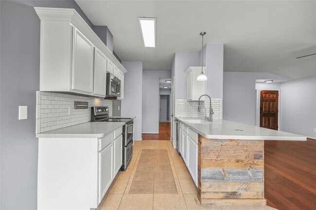 Building Photo - 15510 Anton Dr