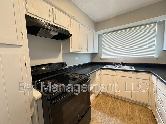 Foto del edificio - 918 Lakewood Ln