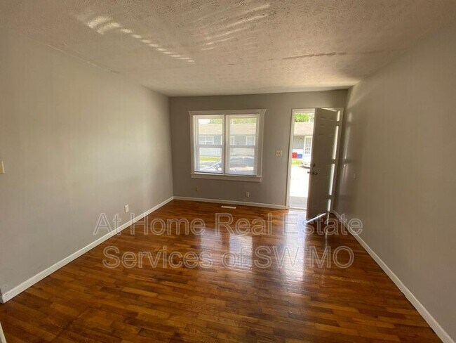 Foto del edificio - 863 S Crutcher Ave
