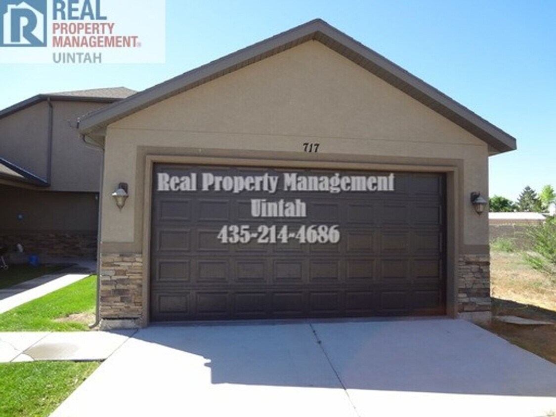 Foto principal - 3 Bedroom Condo With 2 Car Garage.