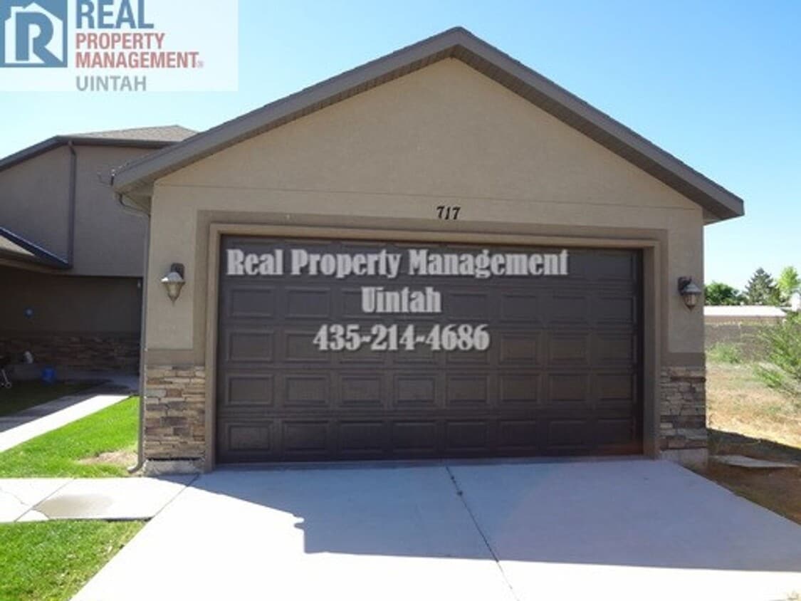 Primary Photo - 3 Bedroom Condo With 2 Car Garage.