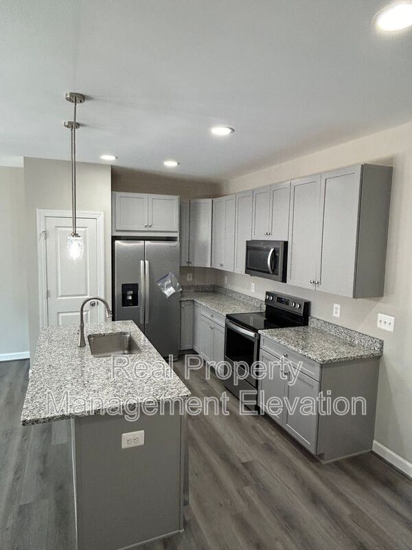 Building Photo - 113 Coralyrose Ct
