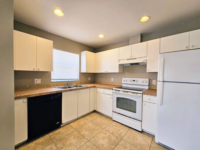 Foto del edificio - Charming 3-bedrooms and 2 baths, tiled thr...