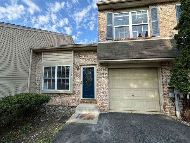 Foto del edificio - THREE BEDROOM  w Finished Basement- PARKLA...