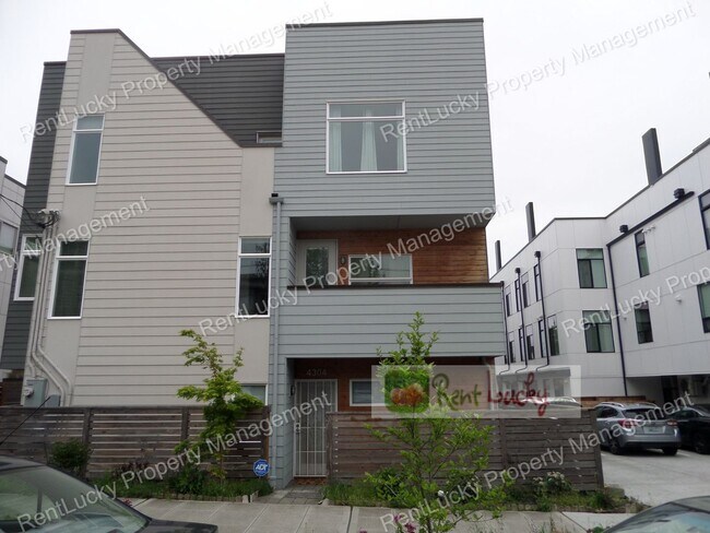 Foto del edificio - Stunning 4-Bedroom Newer Construction w/Huge VIEW Rooftop Deck in Fremont!!