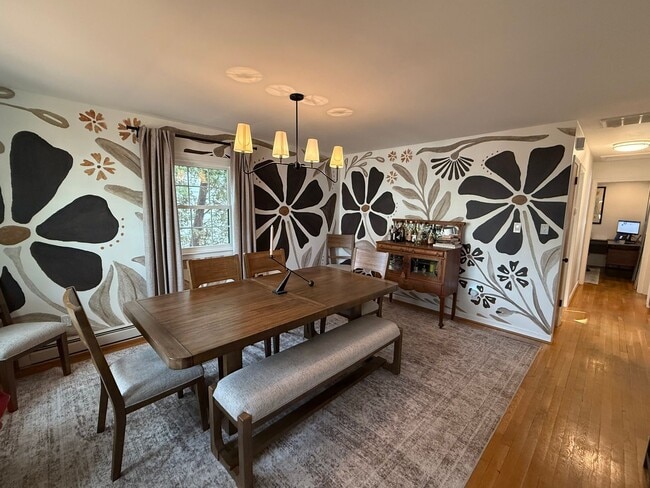 Foto del edificio - Fantastic Home Near Three Chopt and Patterson Available in January