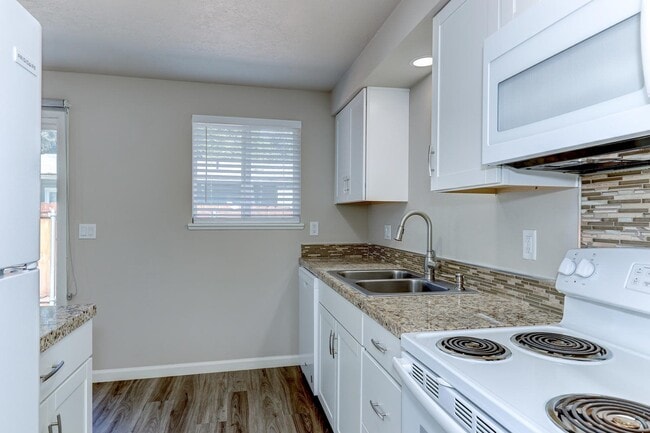 Building Photo - Beautifully Renovated 2 Bed, 1 Bath Townhouse – Available July 1st!