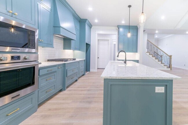 Foto del edificio - 5 bedroom CUSTOM BUILT home in Elm Springs MUST SEE