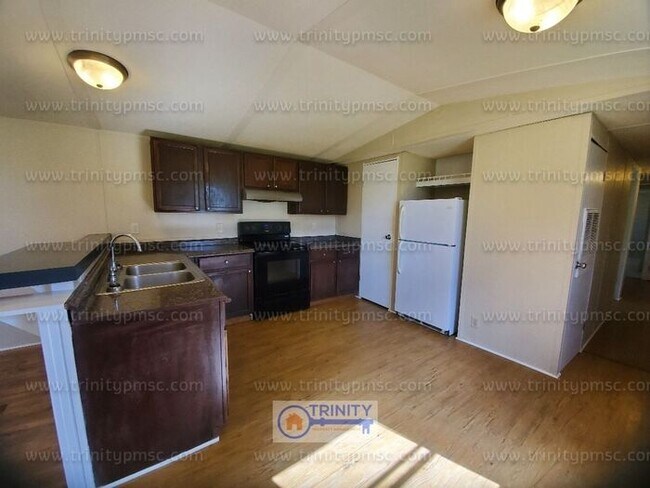 Foto del edificio - HUGE LOT! Pets welcome! 3 Bed rooms!