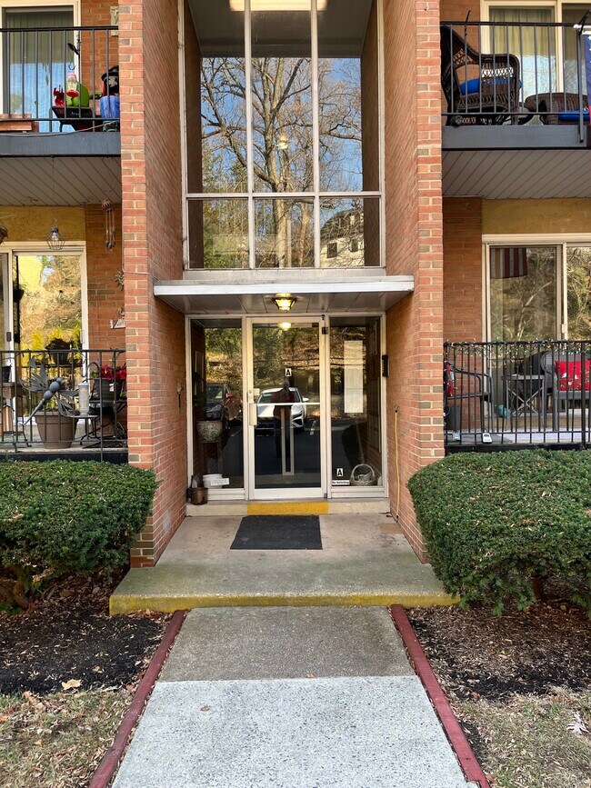 Building Photo - 302 River Rd