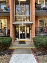 Building Photo - 302 River Rd