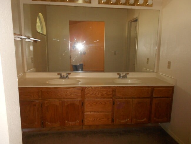 Building Photo - 3 bedroom 2 bath house in Yuba City