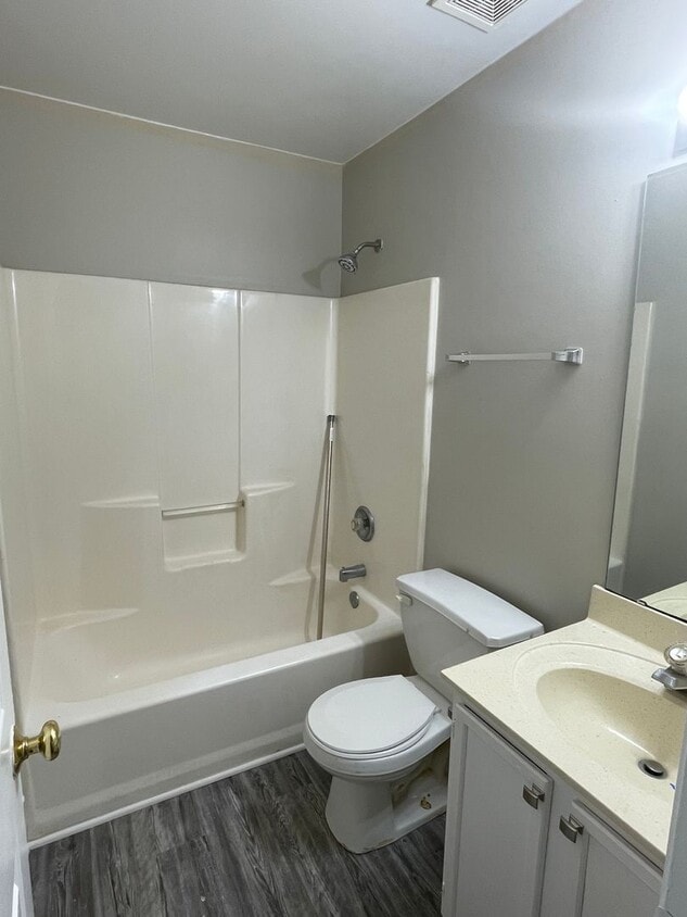 Building Photo - Must see this beautiful 3 bedroom 2.5 bath...