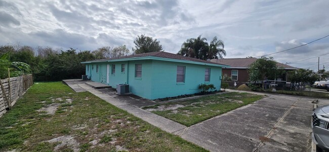 Building Photo - SPACIOUS 2 BEDROOM 1 BATH DUPLEX LOCATED I...