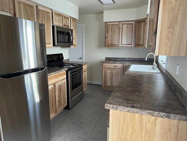 Building Photo - 3750 Heather Dr