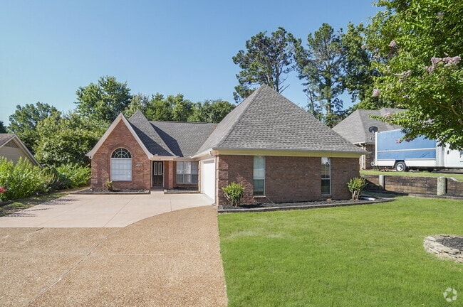 Building Photo - 1163 Carriage Dr S
