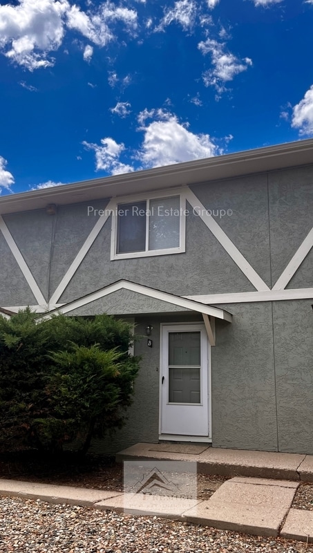 Building Photo - 1751 Shenandoah Dr
