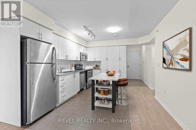 Photo du bâtiment - 830-830 Lawrence Ave W