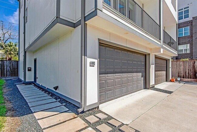 Building Photo - 449 W 25th St