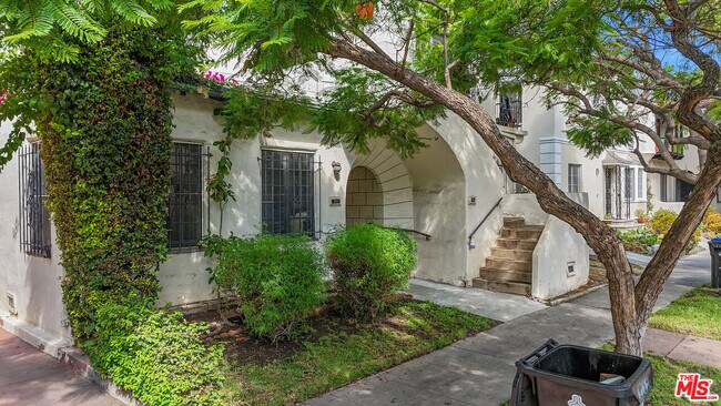 Foto del edificio - 351 N Sierra Bonita Ave