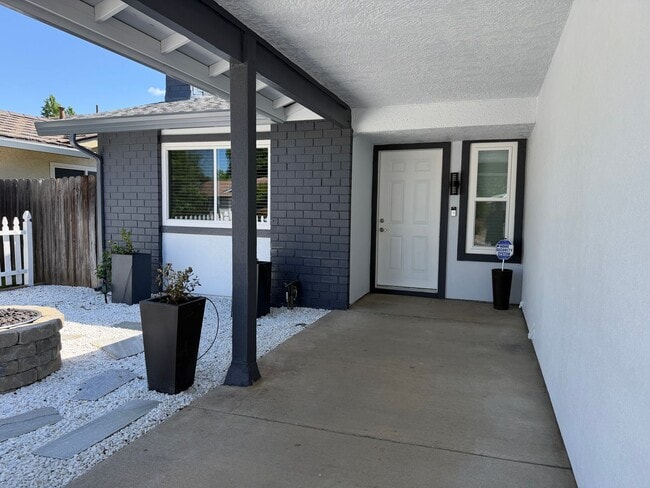 Building Photo - Absolutely gorgeous 3 bedroom 2 bath house