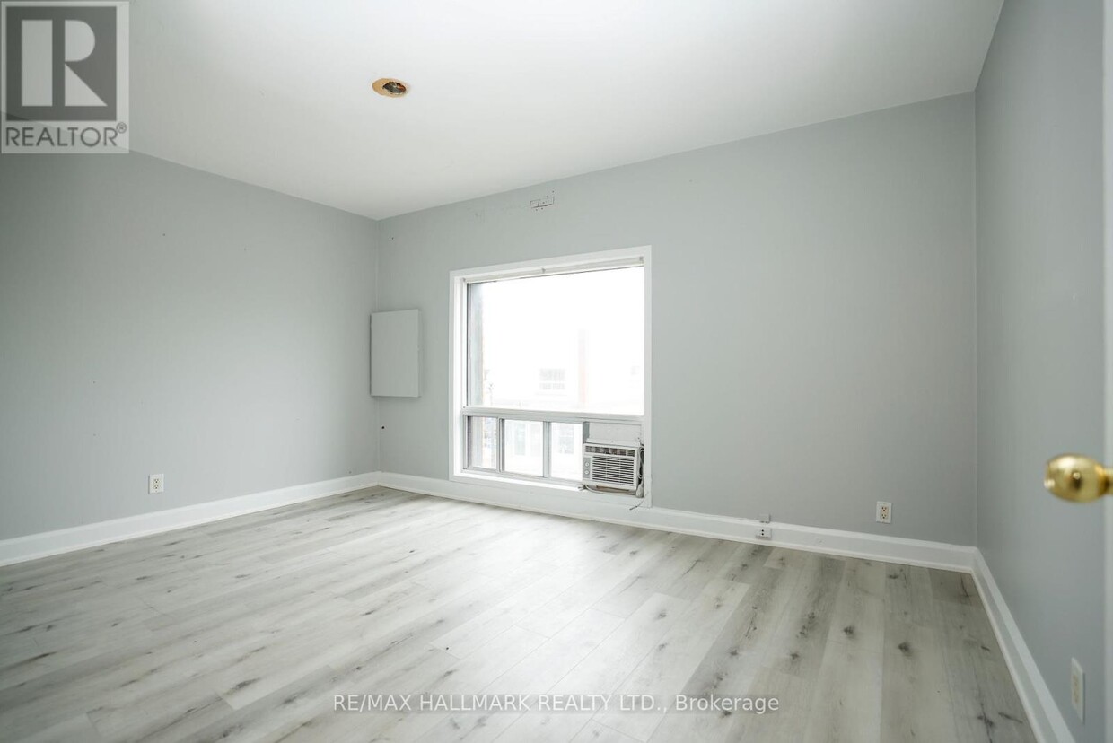 Primary Photo - 37-37 Holland St W