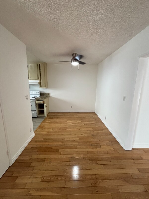 Foto del edificio - 2042 Beachwood Dr