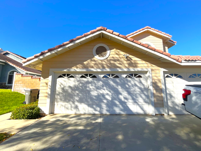 Building Photo - 4 bed, 3 bath located in Rancho Cucamonga!