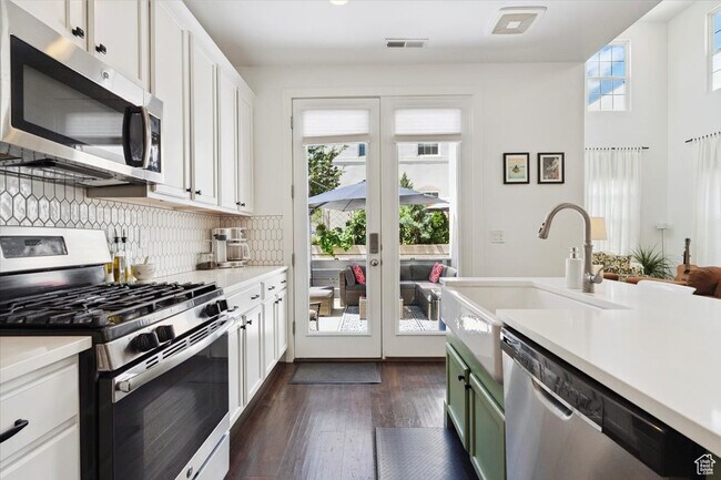 Building Photo - 10606 S Redknife Dr