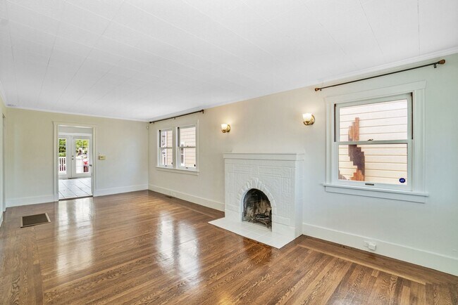 Building Photo - 3244 Encinal Ave - 3 bedroom | 2 bathroom