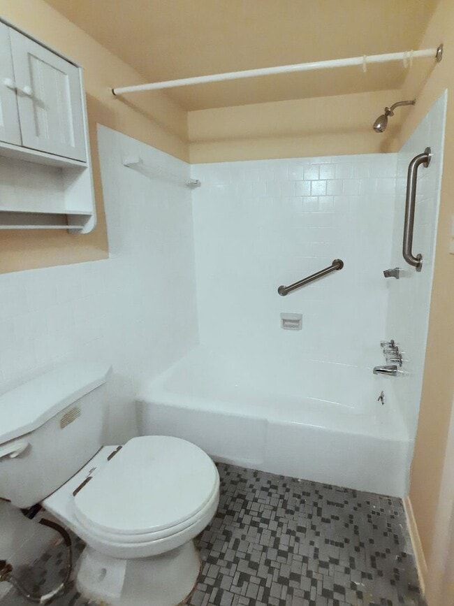 Building Photo - Spacious 3BR/1BA Condo in Lochearn
