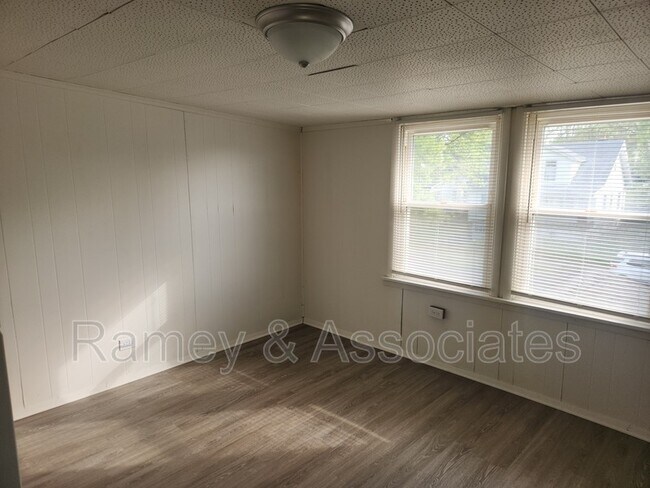 Building Photo - 1122 Larchmont Ave