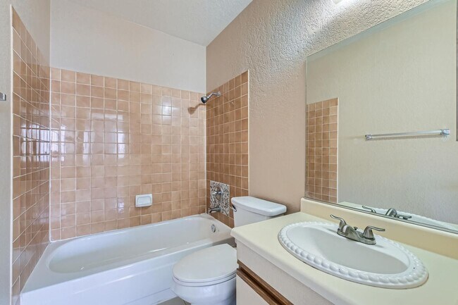 Foto del edificio - 1st Floor 2 Bedroom Unit with Brick Firepl...
