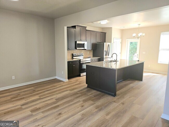 Building Photo - 102 Daisy Cir