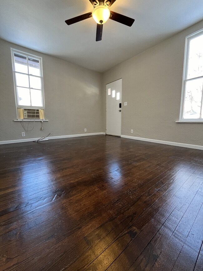Foto del edificio - 1125 E 5th St