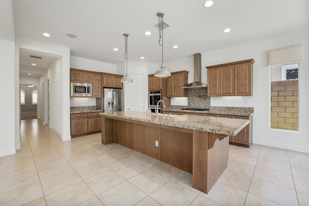 Primary Photo - 74114 Cosmopolitan Ln