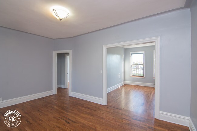 Building Photo - 572 Maple St