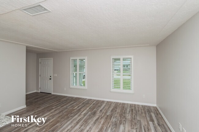 Building Photo - 525 Sacre Coeur Dr