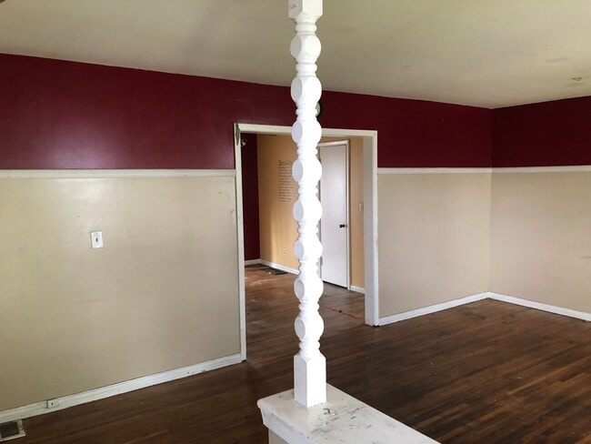 Foto del edificio - Nice three bedroom with hardwood floors, and Two car garage