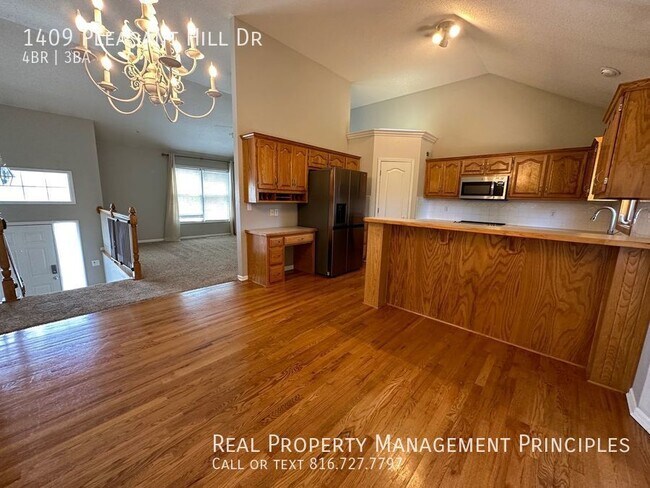 Foto del edificio - Spacious, 4 Bedroom 3 Bath Split Entry Hom...