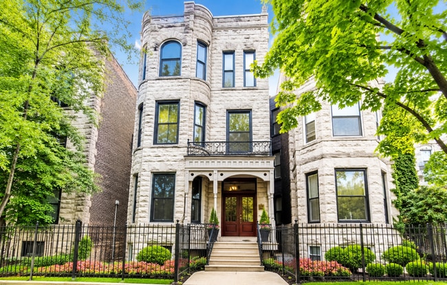 Building Photo - 933 W Newport Ave