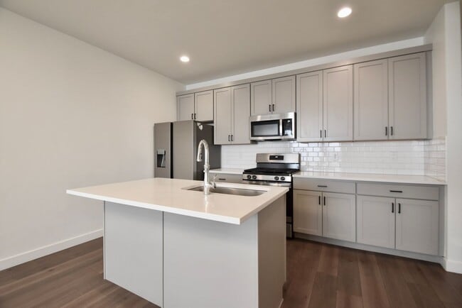 Building Photo - 3 Bed 2.5 Bath Townhome with Awesome View in Daybreak!