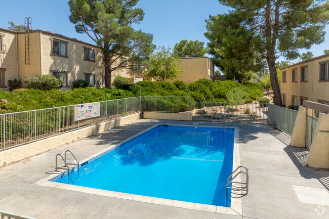 Park View Apartments - Pool - Park View Apartments
