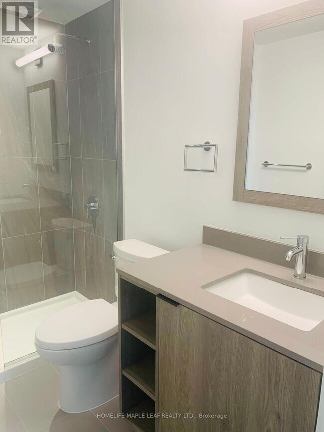 Photo du bâtiment - 1007 The Queensway