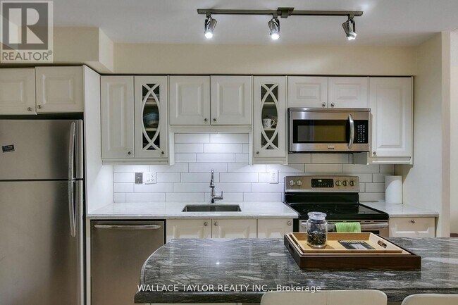 Building Photo - 20 Blue Jays Way