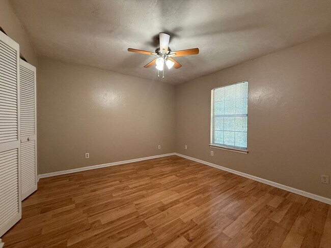 Foto del edificio - Upstairs Pointe East unit available now!!!