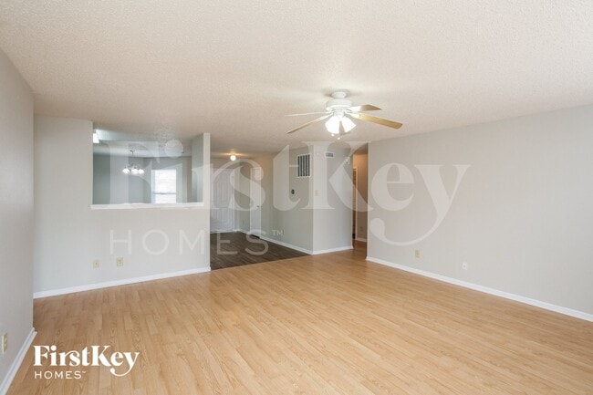 Building Photo - 915 Streamside Dr