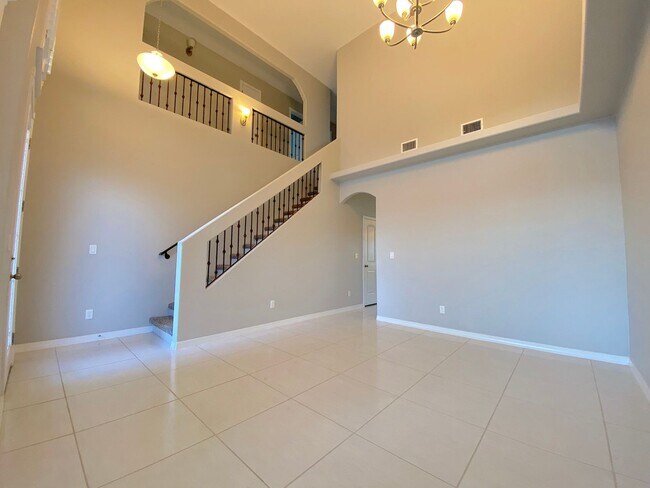 Foto del edificio - Spacious 4 Bedroom Refrig A/C Home