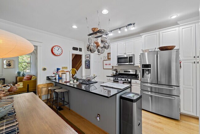 Foto del edificio - Great Price, Spacious and Convenient