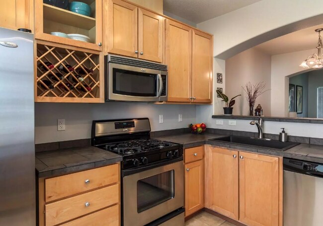 Building Photo - *$500 off first full month of rent!* Gorge...